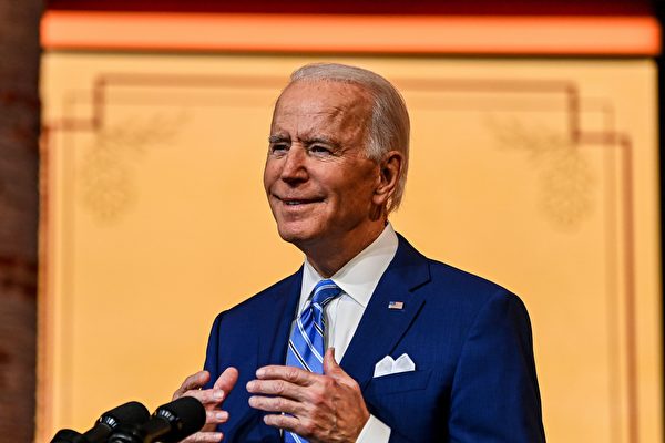 조 바이든 민주당 대통령 후보가 2020년 11월 25일(현지시각) 미국 델라웨어주 윌밍턴 퀸시어터에서 추수감사절 연설을 하고 있다.| CHANDAN KHANNA/AFP via Getty Images·연합