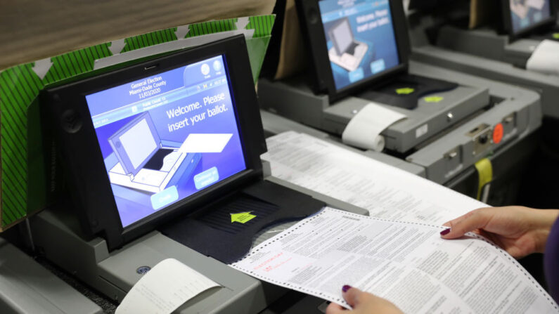 기사와 직접 관련 없는 자료사진. 선거사무원이 투표용지를 입력하고 있다. | Joe Raedle/Getty Images