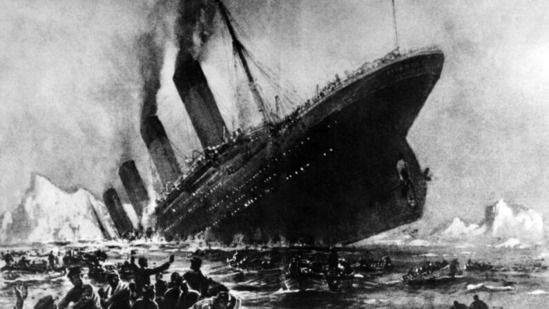 영국의 호화유람선 타이타닉호가 첫 항해에 나서 1912년 4월 14일 노바스코샤 연안 인근에서 좌초하여 침몰하는 모습을 상상하여 그린 그림. | OFF/AFP via Getty Images
