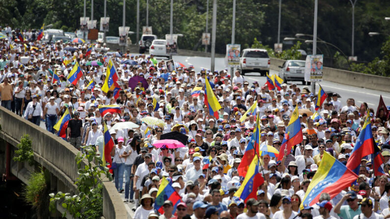대통령 소환투표 연기 반대에 항의하는 수천명 의 시위대가 지난 2016년 10월 22일 도로를 점거하며 가두 시위를 벌이고 있다. | 로이터·연합