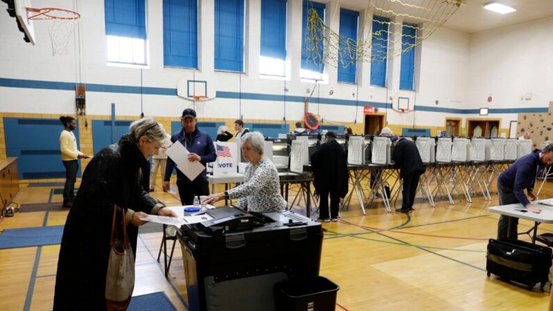 미국 미시간주에서 선거 사무원들이 도미니언 장비를 이용해 투표지를 집계하고 있다.  | JEFF KOWALSKY/AFP via Getty Images