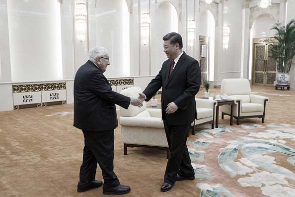 지난 2018년 11월 8일 중국 베이징 인민대회당에서 헨리 키신저 전 닉슨 행정부 국무장관이 시진핑 중국 공산당 총서기를 만나고 있다. | Thomas Peter - Pool/Getty Images