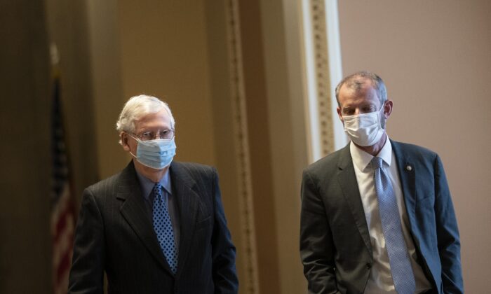 1월 21일(현지시각) 미 상원 원내대표 미치 매코널이 자신의 사무실을 나와 워싱턴DC 상원 원내로 걸어가고 있다. | Drew Angerer/Getty Images 
