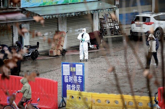 중국 후베이성 성도 우한에서 보호복을 착용한 한 작업자가 신종 코로나바이러스에 의한 폐렴 발병의 진원지로 지목돼 폐쇄된 수산시장에서 방역활동을 하고 있다. | 연합
