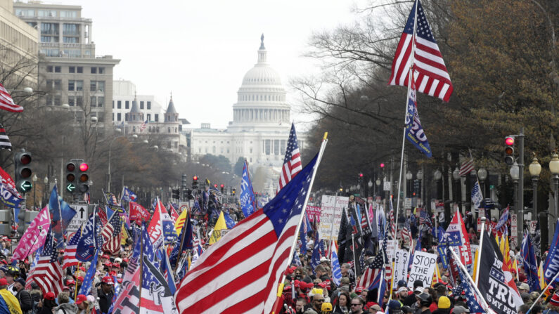 도널드 트럼프 미국 대통령 지지자들이 지난 12일(현지시간) 워싱턴DC에 모여 11·3 미 대선에서 대규모 부정이 저질러졌다고 주장하며 시위를 벌이고 있다. | AP=연합