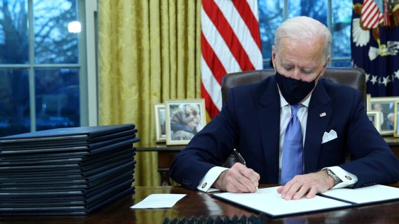 조 바이든 미국 대통령이 20일(현지시각) 워싱턴 백악관 집무실에서 행정명령에 서명하고 있다. | 로이터=연합