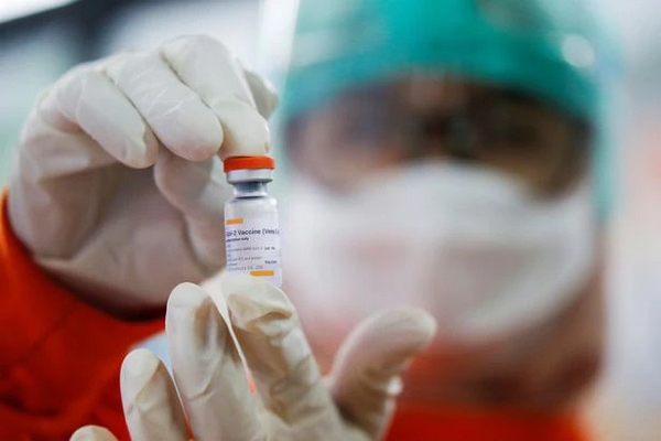 인도네시아 자카르타의 한 의료시설에서 지난 14일(현지 시각) 의료진이 중국 제약사 시노백의 중공 바이러스 감염증 백신을 들어 보이고 있다. |  연합
