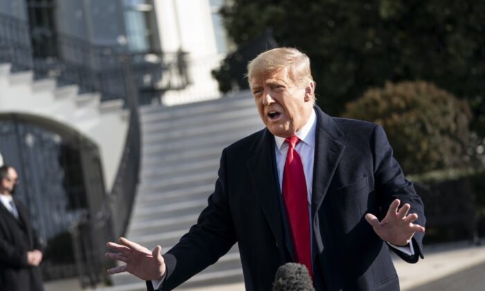 1월 12일 도널드 트럼프 미국 대통령이 백악관에서 마린원에 탑승하기 전 연설하고 있다. | Photo by Drew Angerer/Getty Images