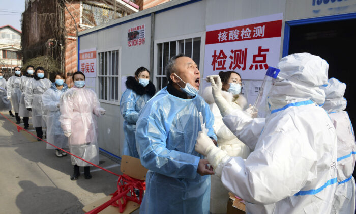 중국 허베이성 스자좡 주민들이 핵산 검사를 받고 있다. | STR/CNS/AFP via Getty Images