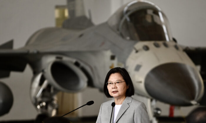 2020 년 9월 20일 차이잉원 대만 총통이 펑후 공군 기지를 방문해 대만이 자체 개발한 F-CK-1 징궈 전투기 앞에서 연설하고 있다. | Sam Yeh / AFP via Getty Image