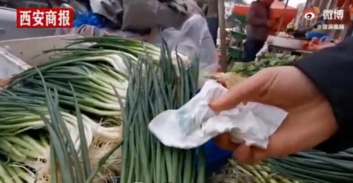 중국 구이저우 농산물 시장에 염색한 파가 등장했다. | NTD 영상 캡처