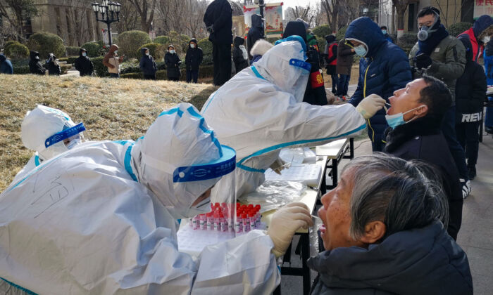 1월 22일, 23일 이틀간 베이징 둥청구와 시청구에서 주민 2백여만 명이 중공 바이러스(코로나19) 검사를 받았다. | STR/CNS/AFP via Getty Images