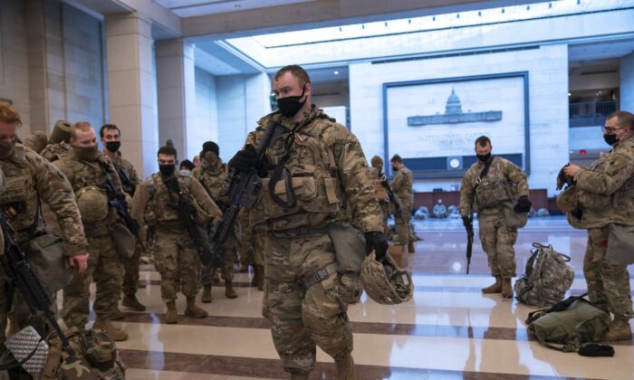 주방위군이 미 국회의사당 방문자 센터에 주둔하고 있다. AP Photo/J. Scott Applewhite=연합