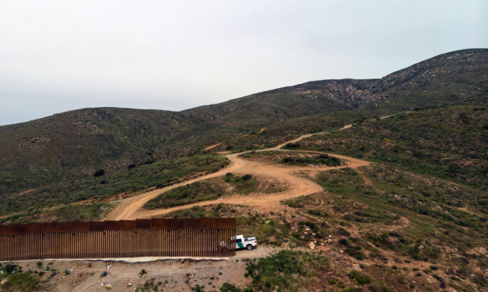 멕시코 티화나시 인근 미국과 멕시코 사이 국경지역에서 국경수비대가 순찰하고 있다. 2019.3.26 | GUILLERMO ARIAS/AFP via Getty Images
