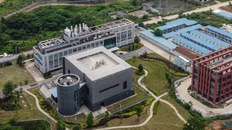 중국 중동부 후베이성 우한시에 위치한 우한 바이러스 연구소 상공 사진. 왼쪽 하단의 큰 건물이 생물안전 최고등급인 4등급 연구시설이다. | HECTOR RETAMAL/AFP via Getty Images=연합
