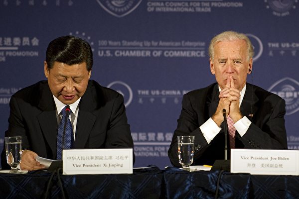 2012년 2월 14일(현지시각) 시진핑 당시 중국 국가부주석(왼쪽)이 미국 방문 기간, 워싱턴 DC의 미 상공회의소에서 열린 회담에서 조 바이든 당시 미국 부통령(오른쪽)과 대화를 나누고 있다. | JIM WATSON/AFP via Getty Images=연합