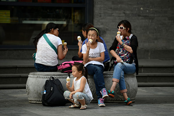 베이징의 한 거리에서 아이스크림을 먹고 있는 시민들. 2013년 9월 촬영 | WANG ZHAO/AFP via Getty Images=연합