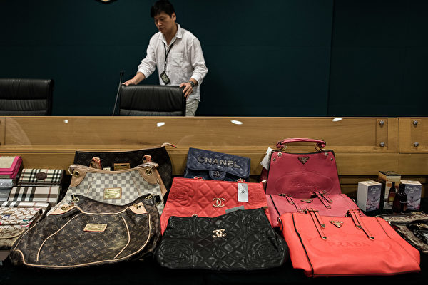 홍콩 세관에 압수된 중국산 위조 명품들 | PHILIPPE LOPEZ/AFP via Getty Images