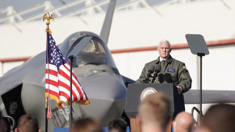 마이크 펜스 부통령이 지난 1월 16일(현지시각) 미국 캘리포니아의 르무어 해군 항공기지에서 발언하고 있다. | 미 국방부