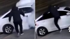 벽에 들이받은 차를 발로 차고 망치로 때린 남성이 박수를 받았다 (영상)