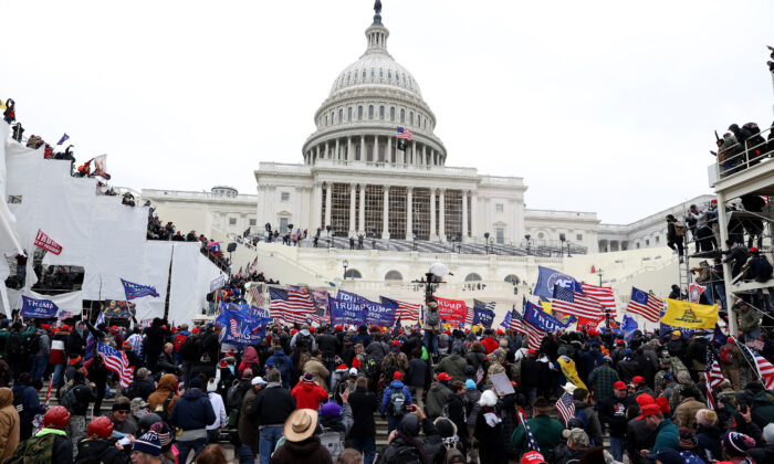 6일(현지시각) 미국 워싱턴DC  국회의사당 앞에 모인 선거공정성 요구 시위대 | Tasos Katopodis/Getty Images