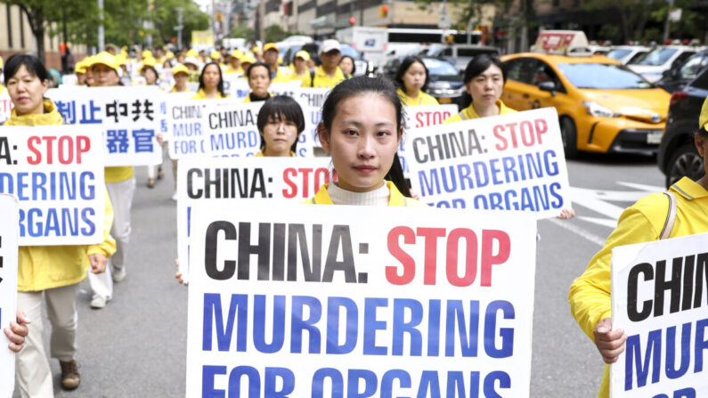 파룬궁 수련자들이 미국 뉴욕 맨해튼 거리를 행진하고 있다. 푯말에는 '중국은 장기를 위한 살인을 멈춰라'라고 쓰여 있다. 2019.5.16 | Samira Bouaou/The Epoch Times)