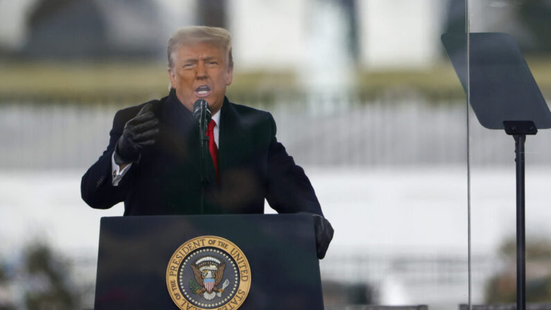 도널드 트럼프 미국 대통령이 6일(현지시각) 워싱턴DC 자유광장에서 지지자들을 향해 연설하고 있다. | Tasos Katopodis/Getty Images