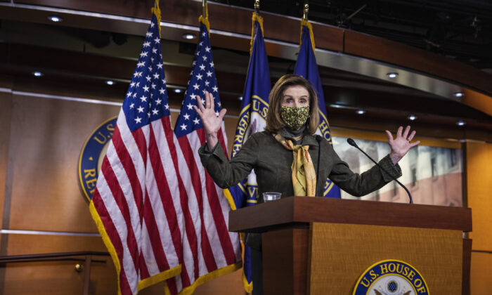 낸시 펠로시 미 하원의장이 지난 18 일 워싱턴 미 국회 의사당에서 기자 회견을 하고 있다. | Tasos Katopodis / Getty Images