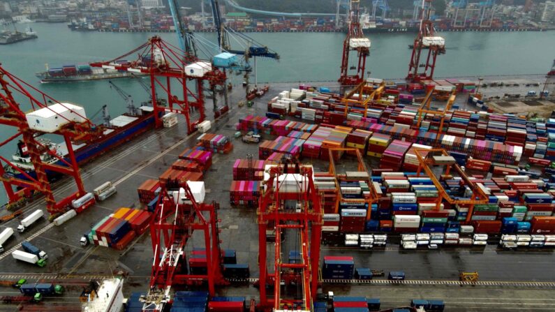 대만의 수출항인 북부 기륭(基隆)항에서 수출입 하역 작업이 진행되고 있다. | AFP=연합
