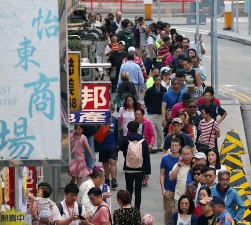 2019년 11월 24일 홍콩 구의원 선거일. 홍콩 사우스 호라이즌스 커뮤니티센터에 설치된 투표소 인근에서 시민들이 투표를 위해 줄을 서고 있다. | 연합뉴스