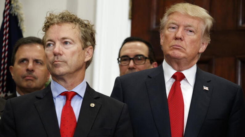 공화당 랜드 폴 상원의원(왼쪽)과 도널드 트럼프 당시 대통령. 2017.10.12. | AP Photo/Evan Vucci=연합