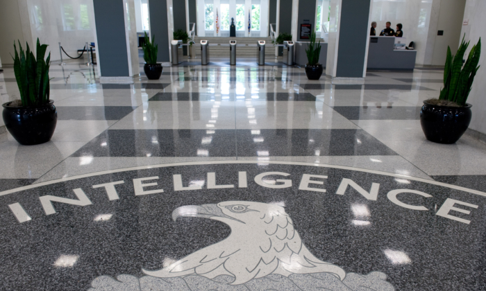 미국 버지니아주 랭글리 연방수사국(CIA) 본사 로비에 새겨진 로고. 2008.8.14 | Saul Loeb/Getty Images