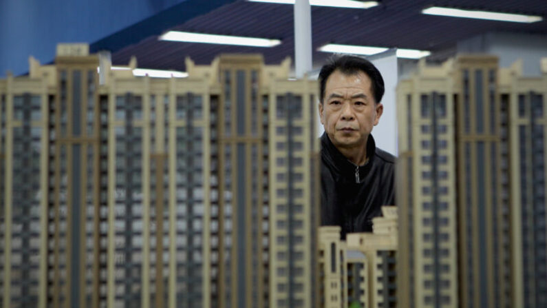 한 베이징 시민이 아파트 모델 하우스를 둘러보고 있다. | Lintao Zhang/Getty Images