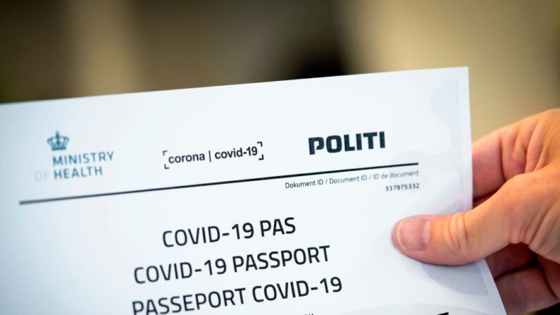 지난 2020년 7월 덴마크 코펜하겐에서 촬영된 '코로나19' 여권. 덴마크 당국에서 코로나 검사를 받았음을 입증하는 증서다. |  IDA MARIE ODGAARD/Ritzau Scanpix/AFP via Getty Images