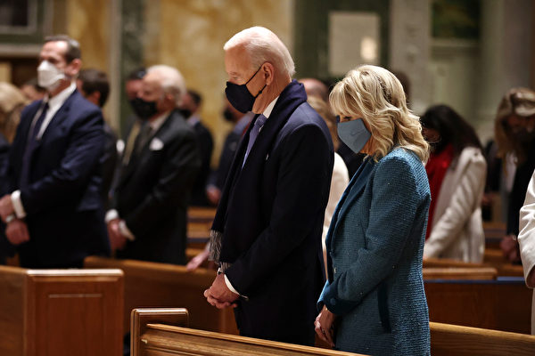 조 바이든 미국 대통령과 그의 부인이 2021년 1월 20일 아침 성당 미사에 참석하고 있다. | Photo by Chip Somodevilla/Getty Images)