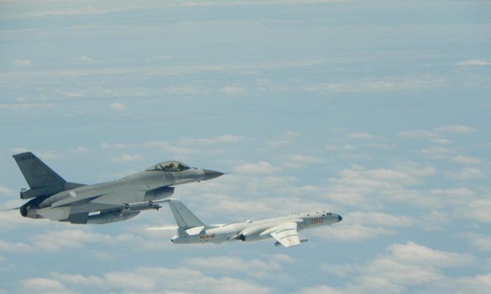 서태평양에서 비행 중인 대만 공군 F-16 전투기. | 대만 ROC 공군