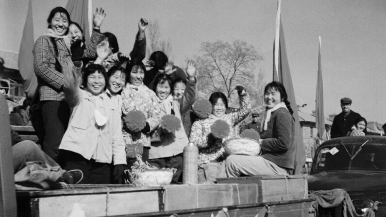 1950~60년대 중국에서 일어난 상산햐향 운동 당시 보도 사진 | 자료사진