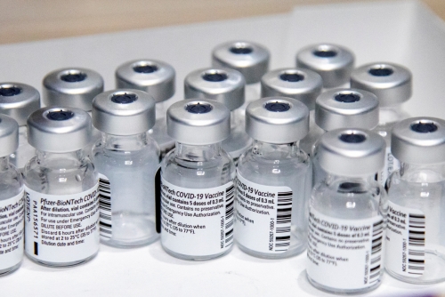 미국 제약사 화이자와 독일 바이오엔테크가 공동 개발한 신종 코로나바이러스 감염증(코로나19) 백신 빈 병들이 놓여 있다. | 로이터 연합