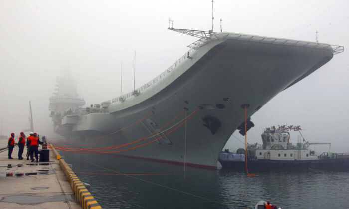 중국 최초의 항공 모함 랴오닝이 중국 산둥성 칭다오 북부 항구에 정박하고 있다. | Wu Dengfeng / file / Xinhua via AP