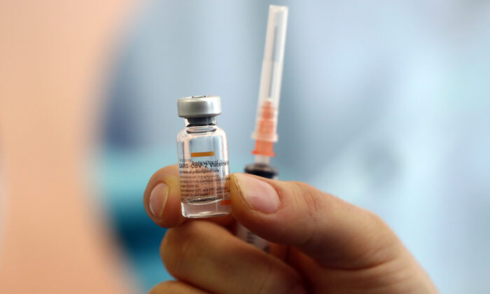 1월 27일 터키 앙카라에서 열린 COVID-19 예방 접종 캠페인에서 한 의료 종사자가 중국산 코로나백 백신을 보여주고 있다. | Adem Altan / AFP via Getty Images