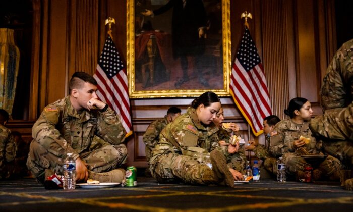 미국 워싱턴DC 연방의회 의사당에서 아침 식사 중인 주 방위군의 모습. 2021.2.12 | Samuel Corum/Getty Images