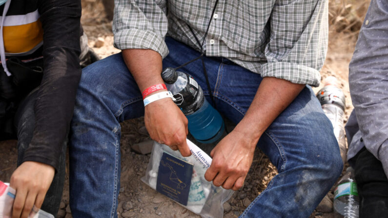 한 불법체류자가 멕시코 카르텔 조직인 준 두 개의 손목 밴드를 착용하고 있다. | 샬럿 커트버슨/에포크타임스
