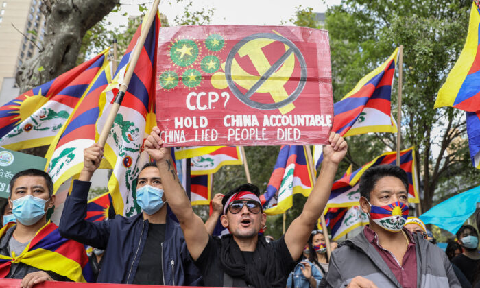 민주주의 운동가들이 지난해 10월 미국 뉴욕주 뉴욕시 유엔 본부 앞에 모여 중국 공산당의 인권 탄압을 규탄하고 있다. 2020.10.1 | Samira Bouaou/The Epoch Times
