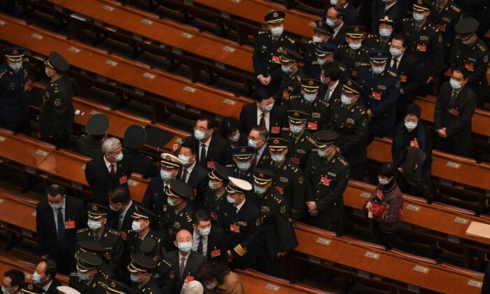 지난 8일 베이징 인민대회당에서 열린 전인대 회의를 마치고 회장을 빠져나가는 군부 대표들 | Noel Celis/AFP via Getty Images
