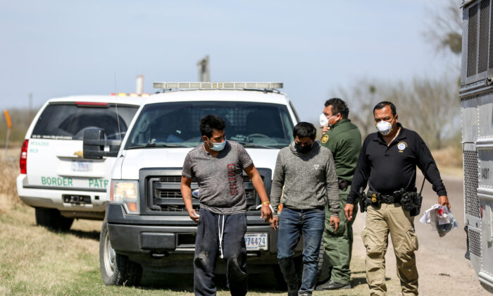 국경 순찰 요원들이 텍사스주의 한 지역에서 불법 이민자를 태운 버스를 체포하고 있다. 2021.3.10 | Charlotte Cuthbertson/The Epoch Times