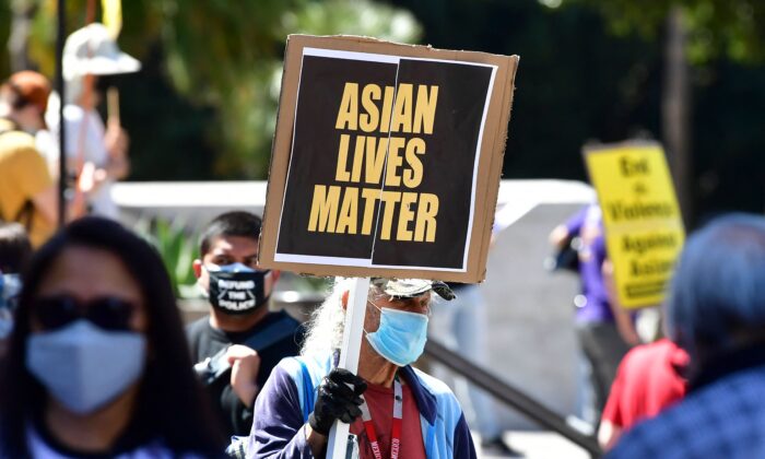 반아시안 정서와 인종차별에 반대하는 시위대가 27일(현지시간) 미국 캘리포니아주 로스앤젤레스(LA) 시청 앞에 모였다. | Fredric J. Brown/AFP via Getty Images 연합