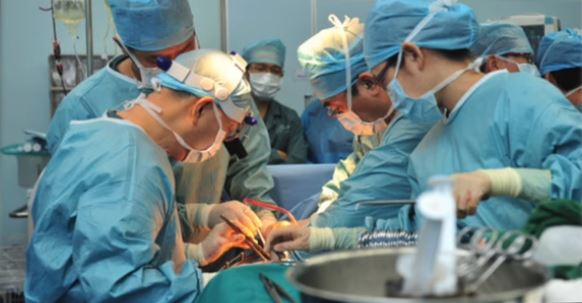 중국 의사들이 장기 이식 수술을 진행하고 있다. | 다큐 영화 ‘강제장기적출, 10년간의 조사’ 화면 캡처