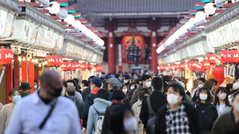 20일 오후 일본 도쿄도(東京都)의 관광지인 센소지(淺草寺)로 가는 길목이 행락객으로 붐비고 있다. | 연합뉴스