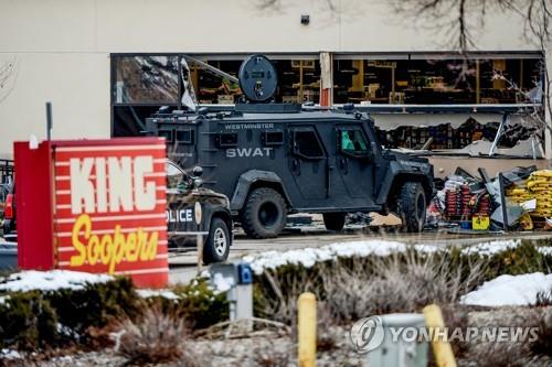 22일(현지시간) 경찰 특수기동대(SWAT) 차량이 총기 난사 사건이 발생한 미 콜로라도주 볼더의 식료품점 '킹 수퍼스' 앞에 세워져 있다. | 로이터=연합
