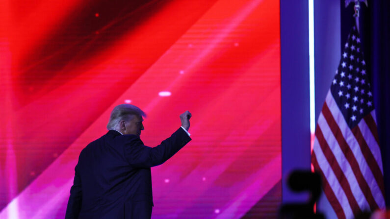 2021년 2월 28일(현지 시각) 도널드 트럼프 대통령이 미국 플로리다주 올랜도에서 열린 보수정치행동회의(CPAC)에 연사로 참석해 지지자들에게 손을 들어 보이고 있다. | Joe Raedle/Getty Images